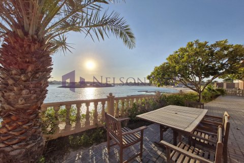 5 bedrooms Villa in Doha, Qatar No. 58403 1