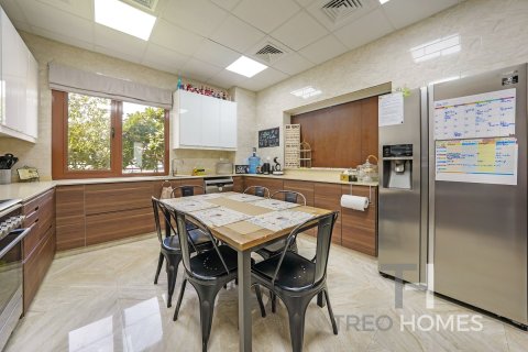 Вилла с 7 спальнями в Jumeirah Park, ОАЭ №73840 11