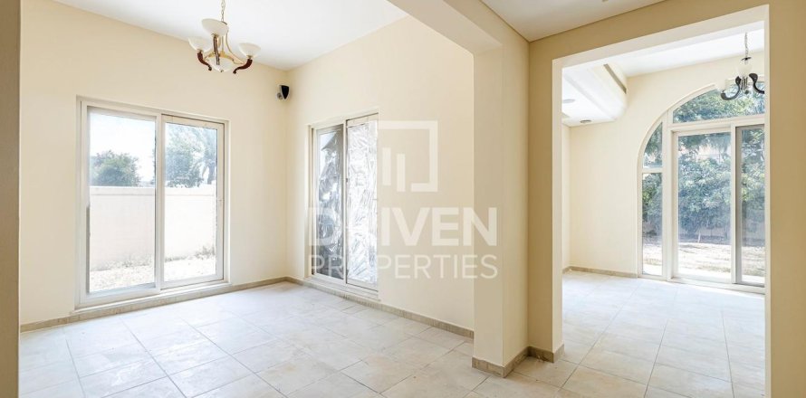 Villa de 4 chambres à Dubai Sports City, UAE No. 83691