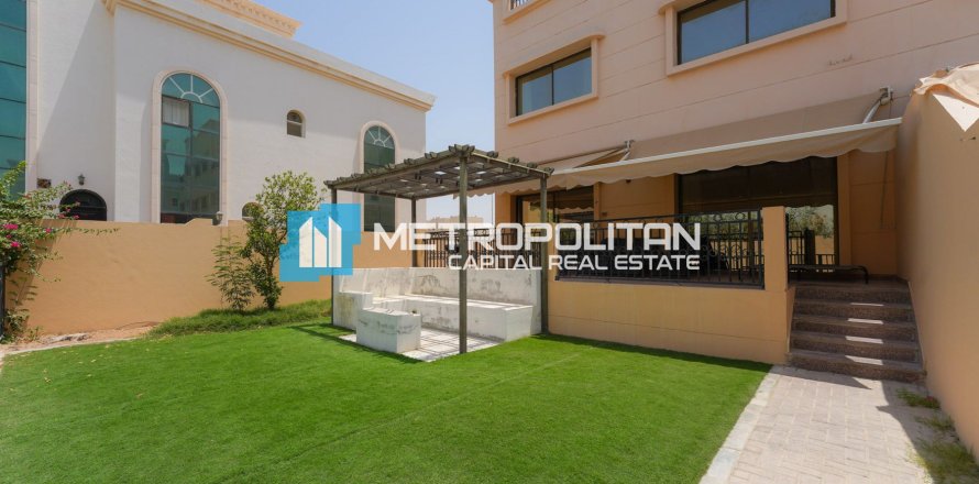 Villa de 4 chambres à Khalifa City, UAE No. 87830