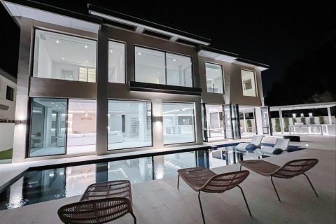Villa de 5 dormitorios en Jumeirah Islands, UAE No. 88379 12