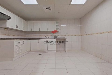 Apartment de 3 dormitorios en Hamdan Street, UAE No. 86374 5