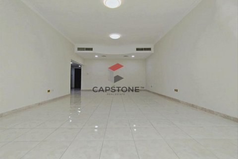 Apartment de 3 dormitorios en Hamdan Street, UAE No. 86374 11