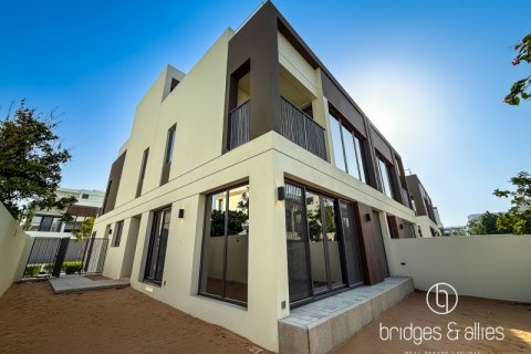 Villa de 4 dormitorios en Dubai, UAE No. 103598 2