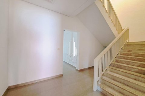 Villa de 5 chambres à Abu Dhabi Gate City, UAE No. 37510 25