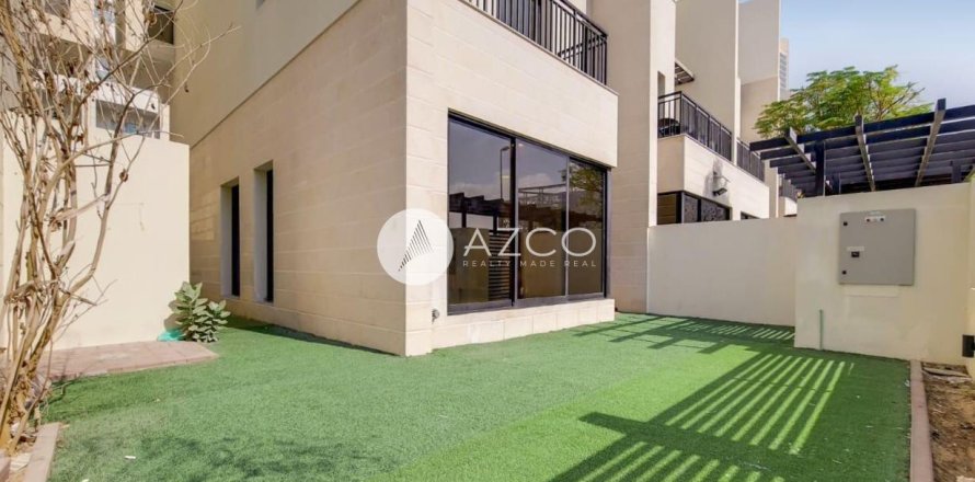 Townhouse de 3 dormitorios en District 12, UAE No. 73088