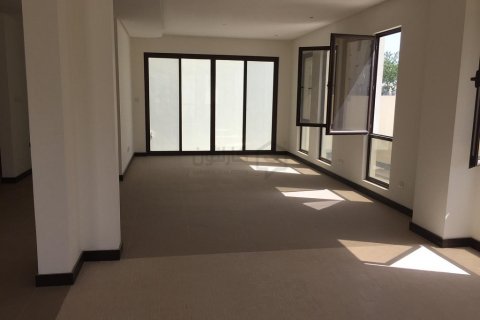 Villa de 5 dormitorios en Diyar Al Muharraq, Bahrain No. 107104 4