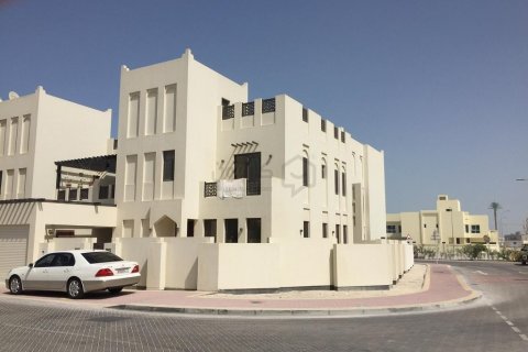 Villa de 5 dormitorios en Diyar Al Muharraq, Bahrain No. 107104 2