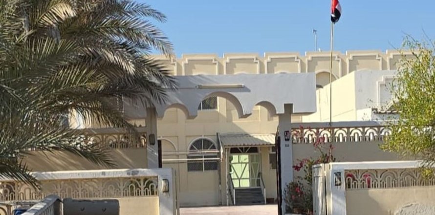 Commercial property de 7 dormitorios en Al Bahia, UAE No. 79896