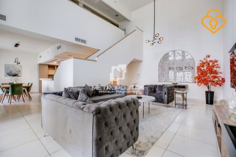 Apartment de 2 dormitorios en The Lofts, UAE No. 78309 3