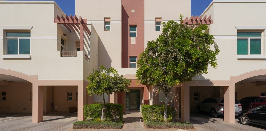 Commercial property de 3 dormitorios en Al Ghadeer, UAE No. 79617