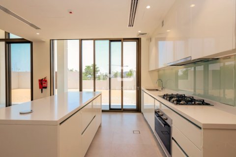 4 bedrooms Villa in Abu Dhabi, UAE No. 43870 17