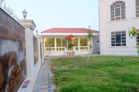 Villa de 7 dormitorios en Mohamed Bin Zayed City, UAE No. 18437 8