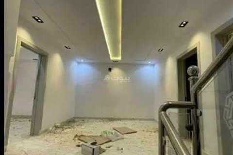 Villa de 4 dormitorios en Riyadh, Saudi Arabia No. 98679 3