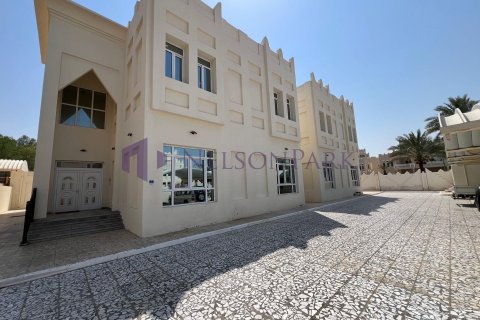 5 bedrooms Villa in Doha, Qatar No. 57892 1