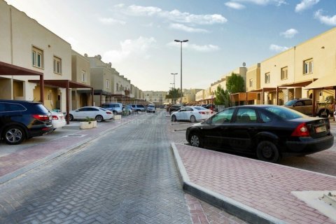 5 bedrooms Villa in Abu Dhabi, UAE No. 12756 19