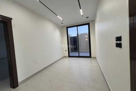 Villa de 4 dormitorios en Riyadh, Saudi Arabia No. 69186 9