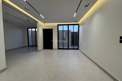 Villa de 4 dormitorios en Riyadh, Saudi Arabia No. 69186 8