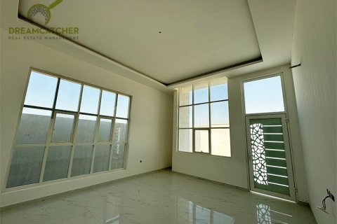 5 bedrooms Villa in Al Qusaidat, UAE No. 74808 7