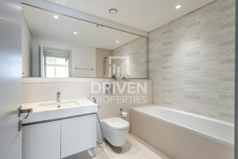 Квартира с 2 спальнями в EMAAR Beachfront, ОАЭ №85307 15