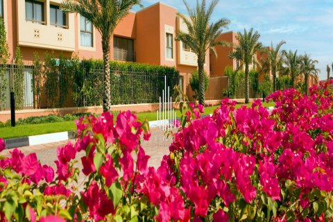 Villa de 4 dormitorios en Abu Dhabi Gate City, UAE No. 43010 9