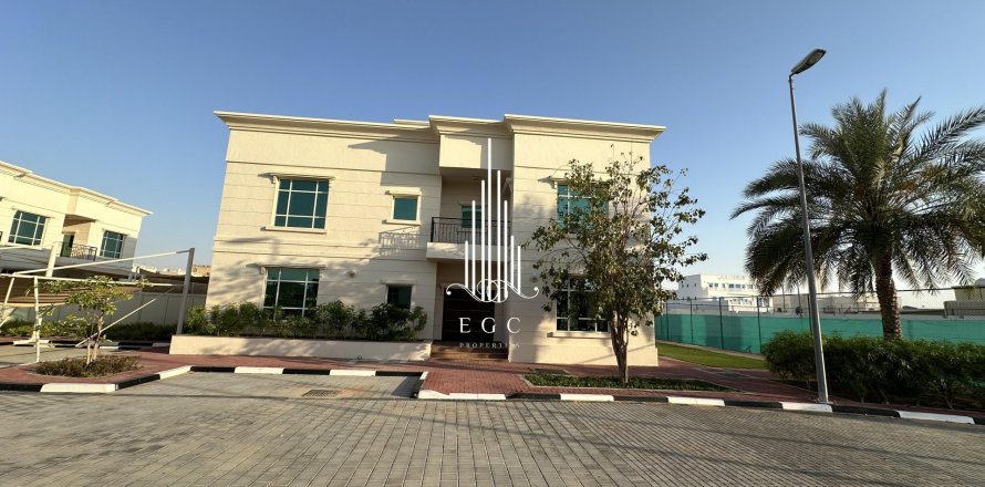 Villa de 6 chambres à Khalifa City, UAE No. 37737