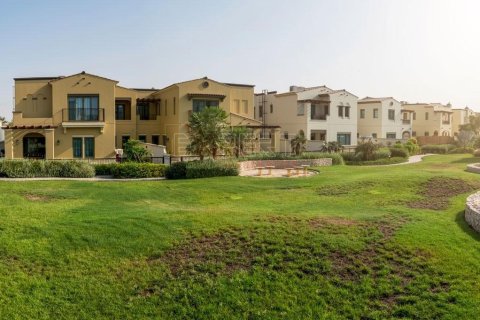2 bedrooms Villa in Mirdif, UAE No. 6347 1