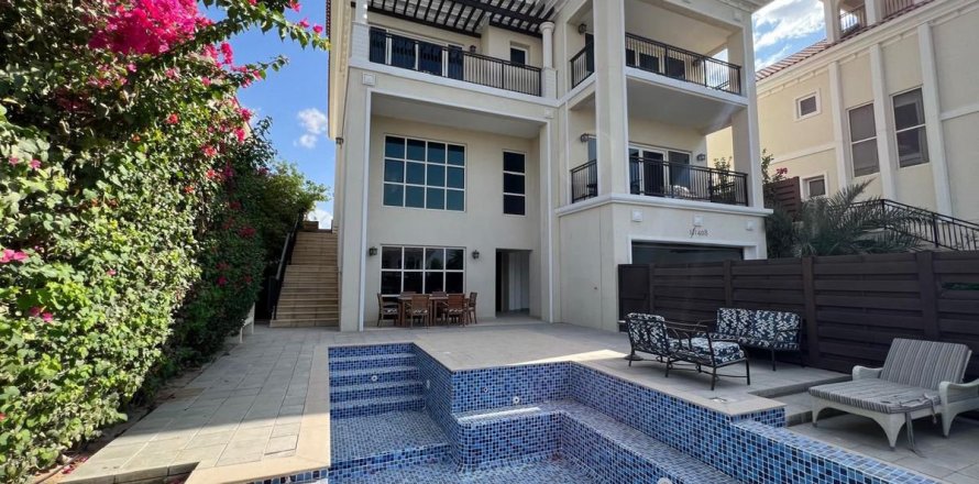 Villa de 4 dormitorios en Dubai, UAE No. 39046