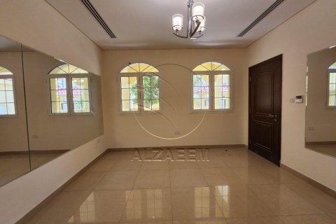 Villa de 4 dormitorios en Baniyas, UAE No. 27486 12