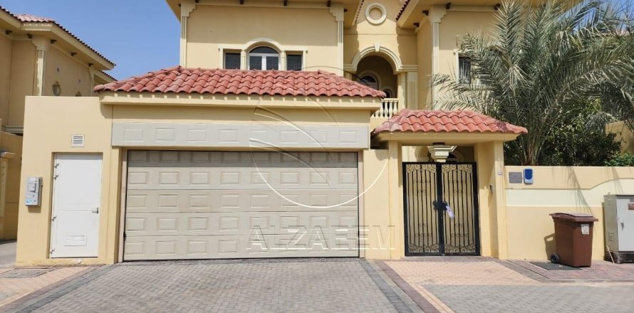Villa de 4 dormitorios en Baniyas, UAE No. 27486