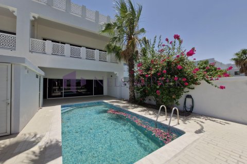3 bedrooms Villa in Doha, Qatar No. 58462 1