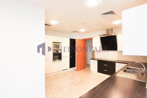 3 bedrooms Apartment in Doha, Qatar No. 58473 1