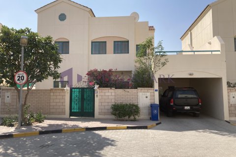 3 bedrooms Villa in Doha, Qatar No. 58470 1