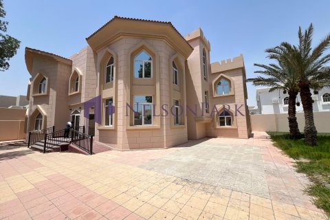 7 bedrooms Villa in Doha, Qatar No. 58475 1