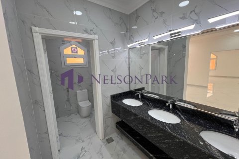 7 bedrooms Villa in Doha, Qatar No. 58475 7