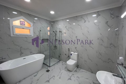 7 bedrooms Villa in Doha, Qatar No. 58475 17