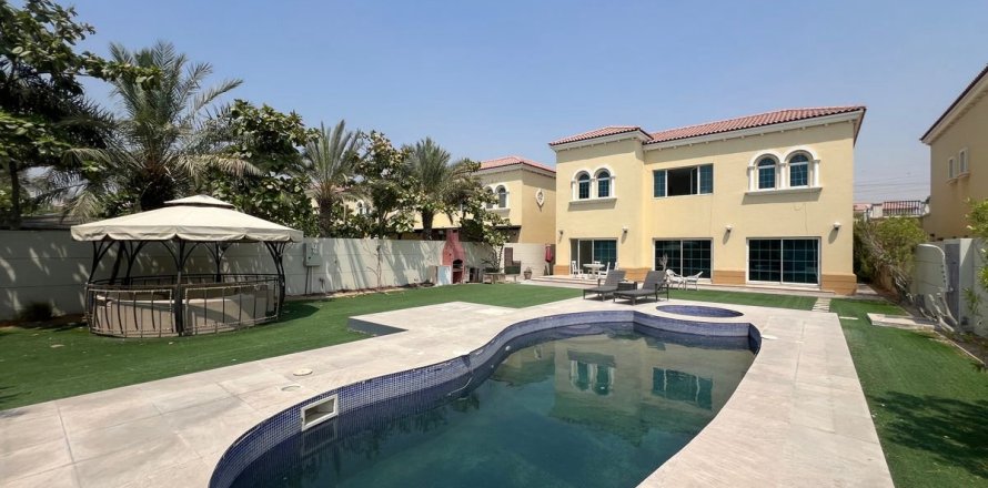Villa de 4 dormitorios en Dubai, UAE No. 101302