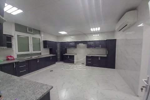 5 bedrooms Villa in Abu Dhabi, UAE No. 90324 18
