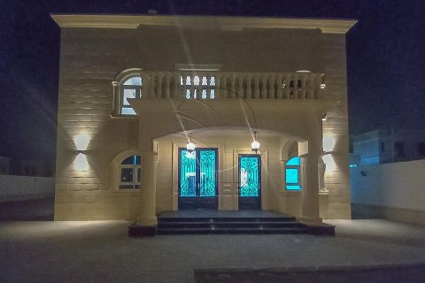 5 bedrooms Villa in Abu Dhabi, UAE No. 90324 3