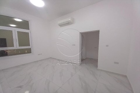 5 bedrooms Villa in Abu Dhabi, UAE No. 90324 19