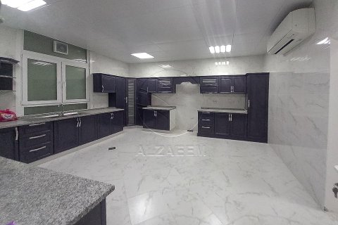 5 bedrooms Villa in Abu Dhabi, UAE No. 90324 24