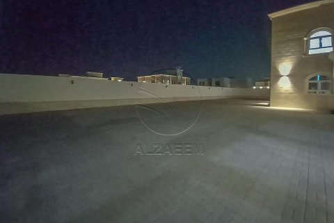 5 bedrooms Villa in Abu Dhabi, UAE No. 90324 15