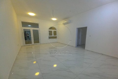 5 bedrooms Villa in Abu Dhabi, UAE No. 90324 16