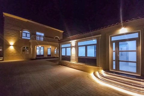 5 bedrooms Villa in Abu Dhabi, UAE No. 90324 2