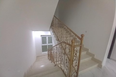5 bedrooms Villa in Abu Dhabi, UAE No. 90324 22