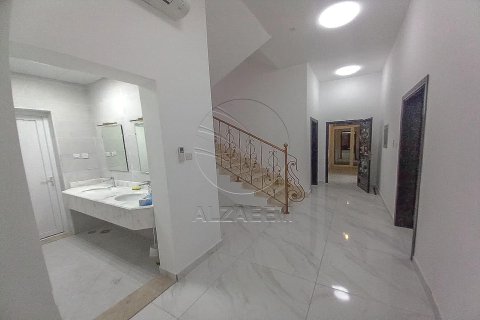 5 bedrooms Villa in Abu Dhabi, UAE No. 90324 11