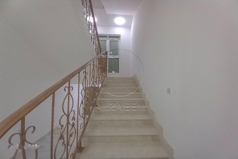 5 bedrooms Villa in Abu Dhabi, UAE No. 90324 12