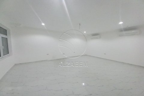 5 bedrooms Villa in Abu Dhabi, UAE No. 90324 4