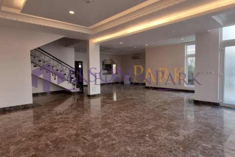 5 bedrooms Villa in Doha, Qatar No. 58283 3