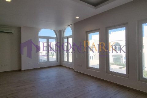 5 bedrooms Villa in Doha, Qatar No. 58283 6